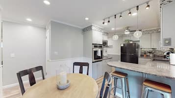 Een koelkast, een magnetron, een oven, een kookplaat