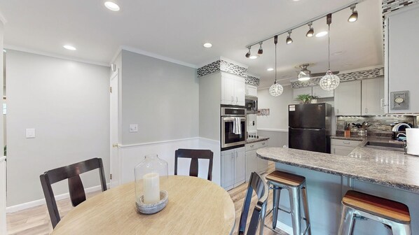 Een koelkast, een magnetron, een oven, een kookplaat