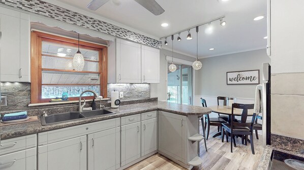 Réfrigérateur, four à micro-ondes, un four, surface de cuisson