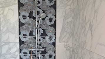 Douche, sĂšche-cheveux