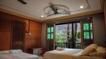 Vila Keluarga, balkon, pemandangan gunung | Ruang kerja ramah laptop, tirai kedap cahaya, dan setrika/meja setrika