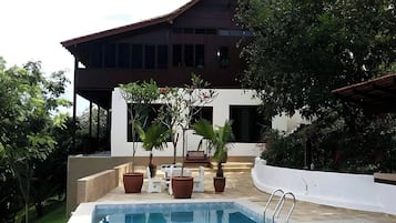 Kolam renang terbuka