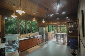 Esmeralda House | Private kitchen | Fridge, microwave, electric kettle, cookware/dishes/utensils - De Serenity Pantai Hills Eco Nature Resort Seremban (Seremban)