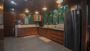 Vila Junior, balkon, pemandangan gunung | Dapur pribadi | Lemari es, microwave, mesin pencuci piring, dan mesin pembuat kopi/teh