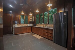 Junior-huvila, parveke, vuoristonäköala | Yksityinen keittiö | Jääkaappi, mikroaaltouuni, astianpesukone, kahvin-/teenkeitin