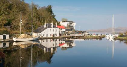 Coorie Neuk - a beautiful cottage overlooking Crinan Canal