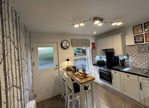 Køleskab, mikrobølgeovn, ovn, kogeplade