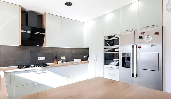 Villa | Private kitchen | Fridge, microwave, oven, stovetop - Villa Gariful - Sleeps 10 - Pool - Hottub - Petsok (Zagvozd)