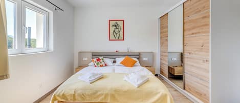 4 bedrooms, iron/ironing board, free WiFi, bed sheets