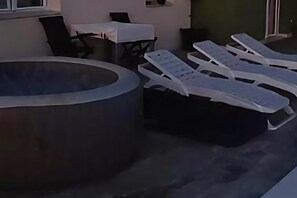 Villa | Outdoor spa tub - Villa Gariful - Sleeps 10 - Pool - Hottub - Petsok (Zagvozd)