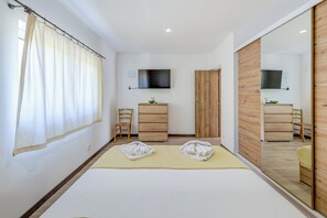 4 bedrooms, iron/ironing board, free WiFi, bed sheets - Villa Gariful, Sleeps 8 with Pool & Pet Friendly (Zagvozd)