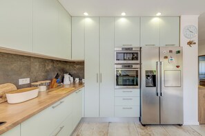 Fridge, microwave, oven, stovetop - Villa Gariful, Sleeps 8 with Pool & Pet Friendly (Zagvozd)