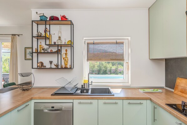 Fridge, microwave, oven, stovetop - Villa Gariful - Sleeps 10 - Pool - Hottub - Petsok (Zagvozd)