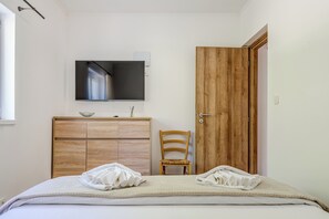 4 bedrooms, iron/ironing board, free WiFi, bed sheets