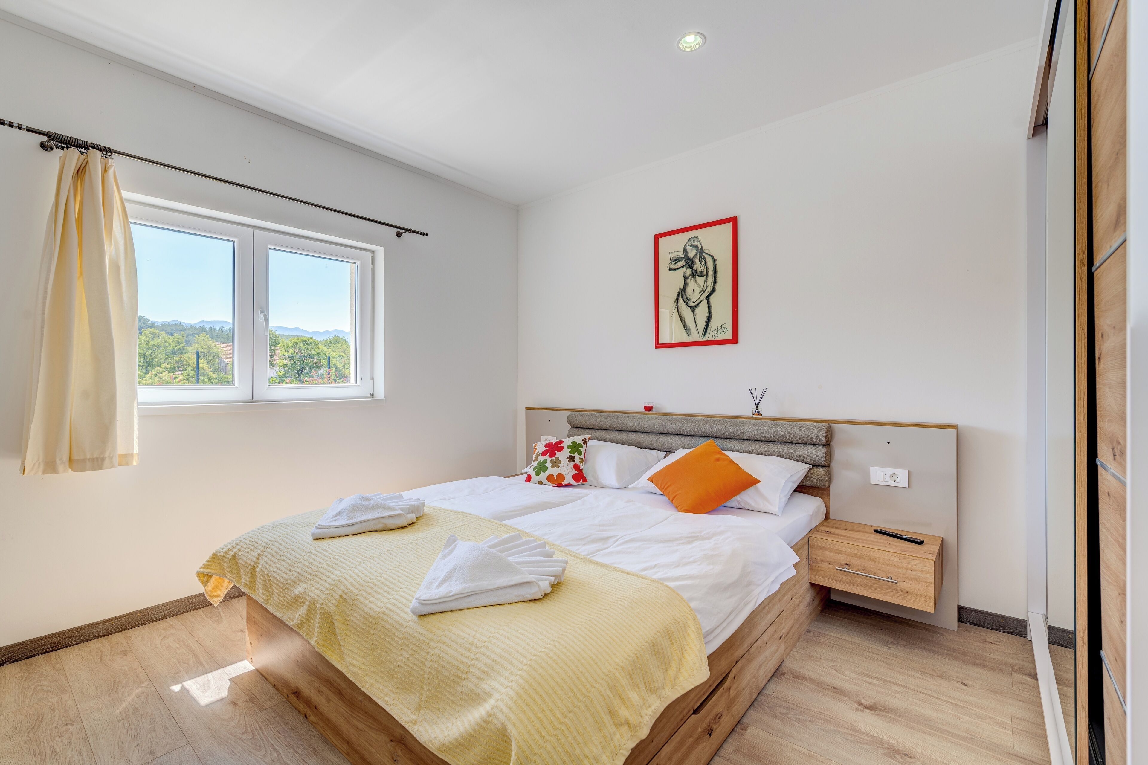 4 bedrooms, iron/ironing board, free WiFi, bed sheets