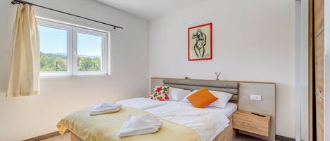 4 bedrooms, iron/ironing board, free WiFi, bed sheets