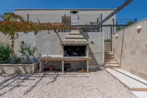 Terrace/patio - Villa Gariful, Sleeps 8 with Pool & Pet Friendly (Zagvozd)