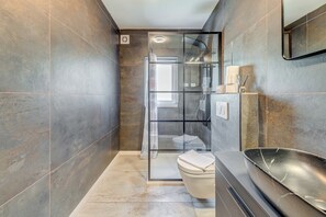 A modern bathroom with a glass-enclosed shower, a toilet, and a bathtub. - Villa Gariful, Sleeps 8 with Pool & Pet Friendly (Zagvozd)