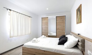 Villa | 4 bedrooms, iron/ironing board, free WiFi, bed sheets - Villa Gariful - Sleeps 10 - Pool - Hottub - Petsok (Zagvozd)