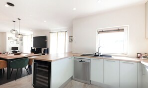 Villa | Private kitchen | Fridge, microwave, oven, stovetop - Villa Gariful - Sleeps 10 - Pool - Hottub - Petsok (Zagvozd)