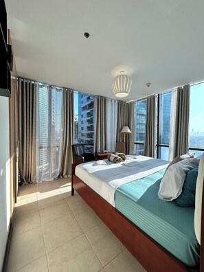 2 soverom, safe på rommet, strykejern/-brett og reiseseng for barn