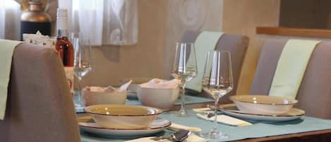 Apartment, 2 Bedrooms, Accessible, Smoking | Dining room
