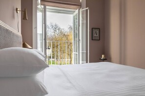 2 bedrooms, iron/ironing board, free WiFi, bed sheets - Ladbroke Grove XV by onefinestay (London)