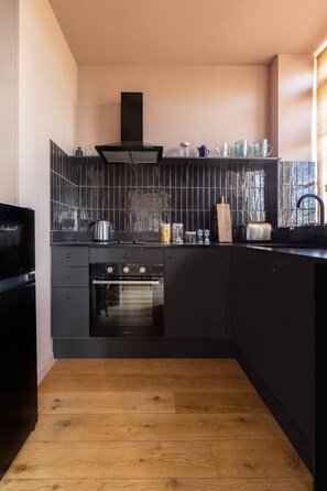 Dishwasher, coffee/tea maker, toaster