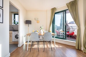 In-room dining - Charming 1BR Near Tower Bridge Walks (London)