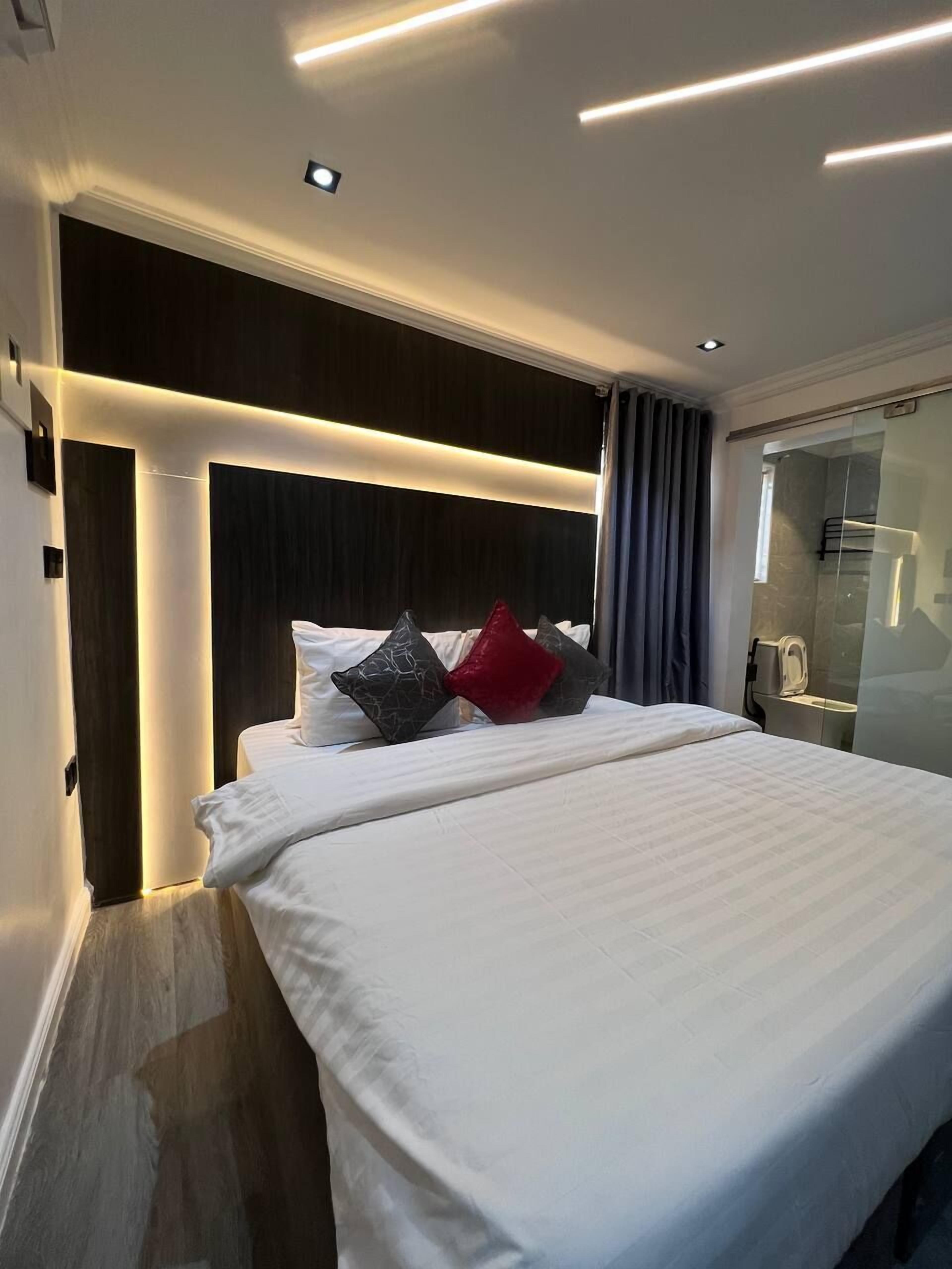 Departamento básico | Escritorio y espacio para trabajar con laptop 