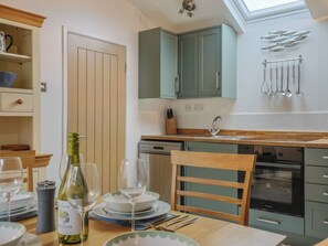 Dishwasher, cookware/dishes/utensils - Drakes Loft (Lyme Regis)