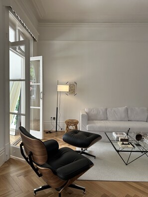 Deluxe Suite, City View | Living area | Flat-screen TV