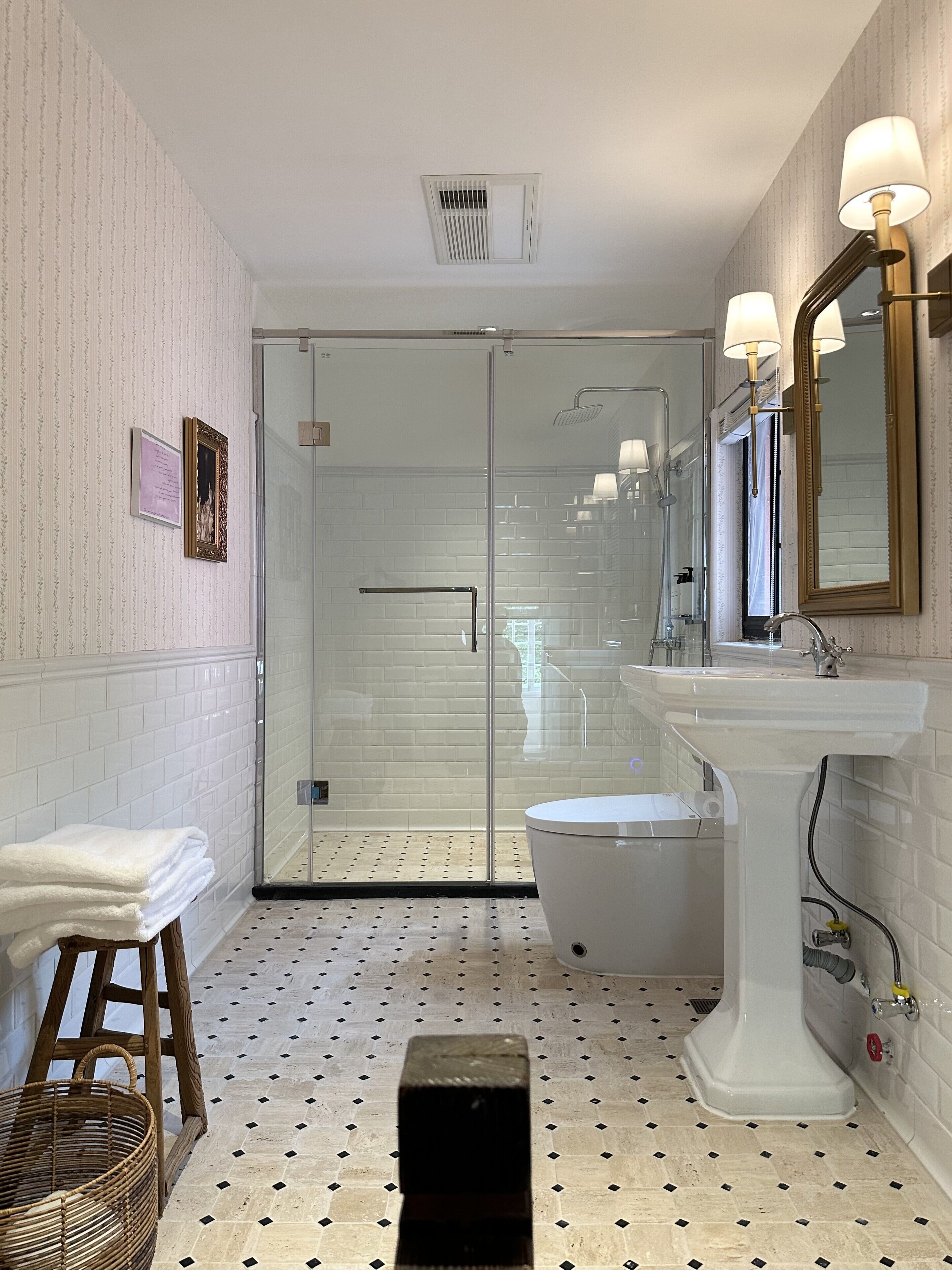 Deluxe Suite, City View | Bathroom | Slippers