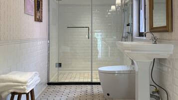 Deluxe Suite, City View | Bathroom | Slippers
