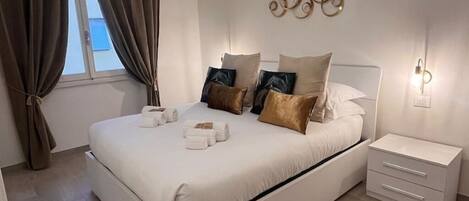 1 chambre, fer et planche à repasser, lit de bébé portatif