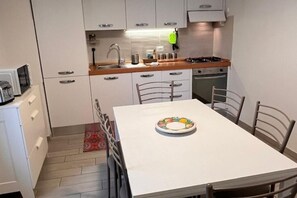 Réfrigérateur, four à micro-ondes, un four, surface de cuisson