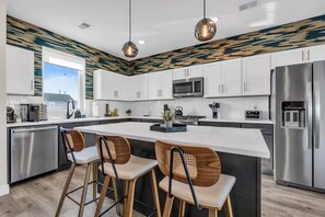 Kjøleskap, mikrobølgeovn, ovn og kokeplater