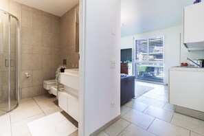 Een douche, een haardroger, een bidet, handdoeken