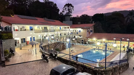 Piscina. Casa aconchegante em meio a natureza p/ 8 pessoas Entre Serra Negra e Amparo