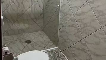 Een douche, zeep, toiletpapier