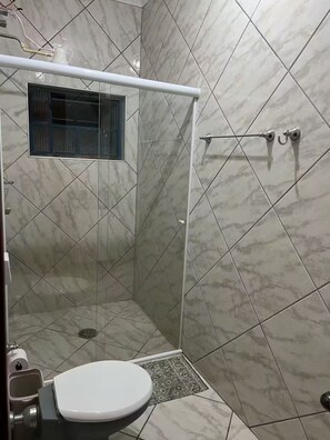 Regadera, jabón, papel de baño 