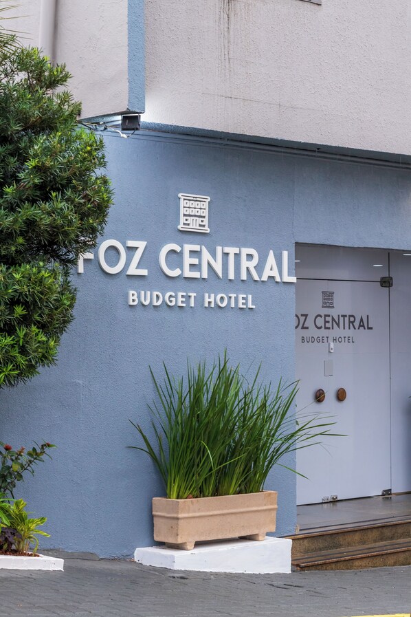 A building with a sign that reads "FOZ CENTRAL BUDGET HOTEL". - Foz Central Budget Hotel (Foz do Iguacu)