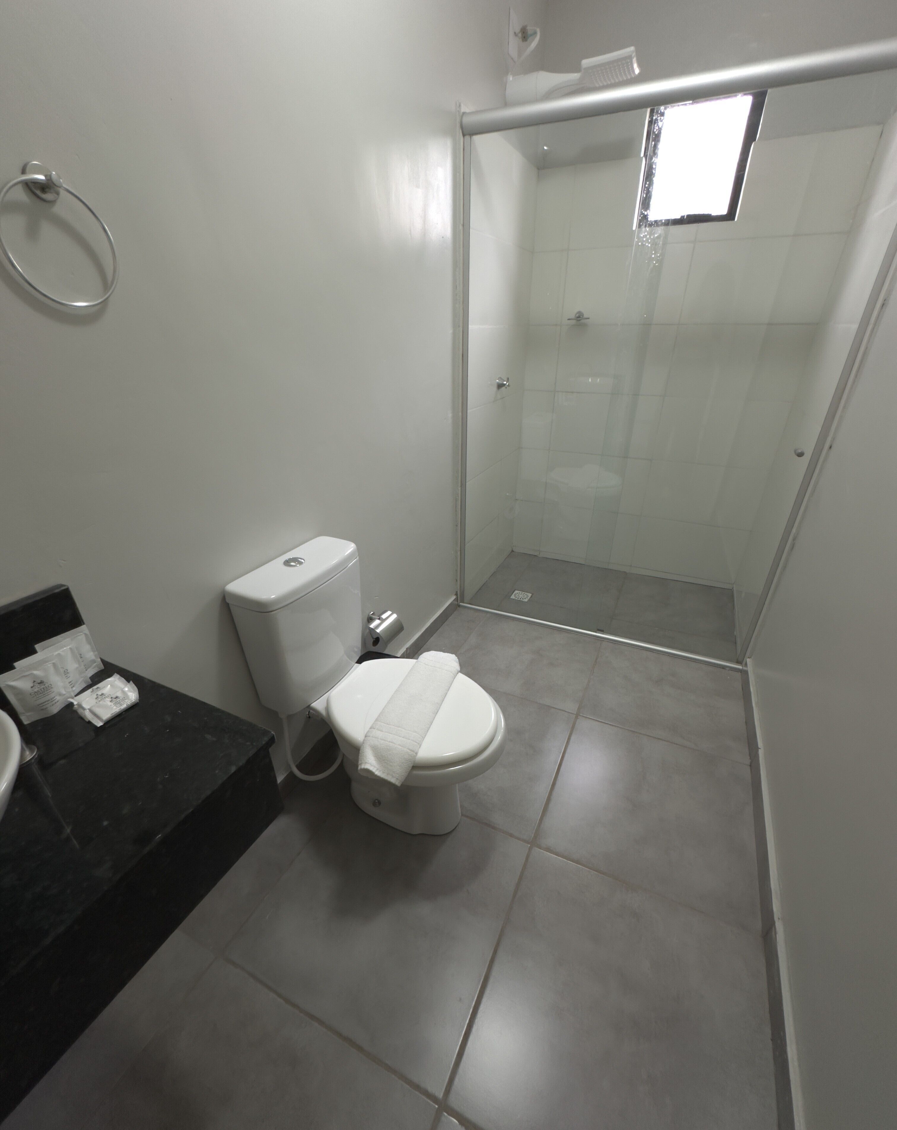 Un baño con inodoro, ducha y lavamanos.