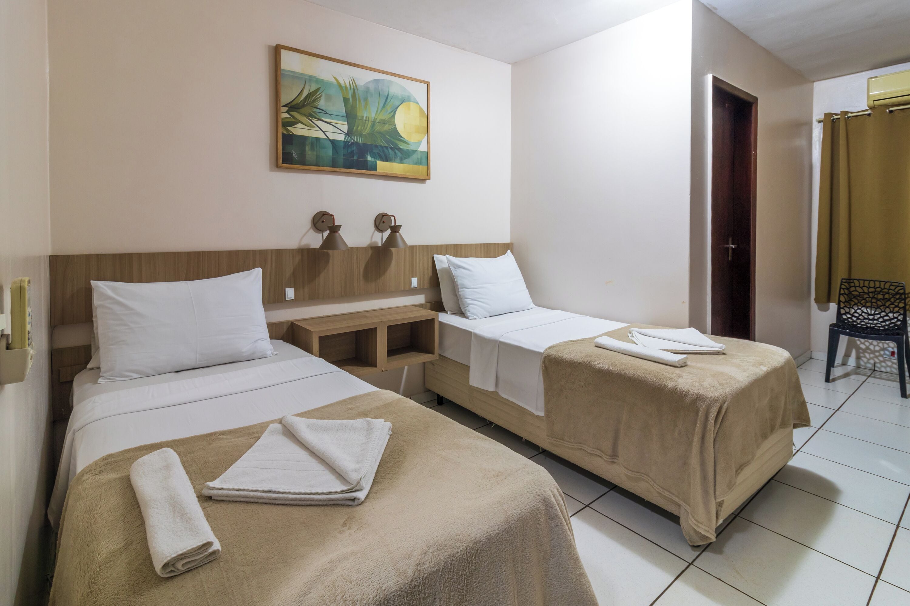 Standard Twin Room | Minibar, bed sheets