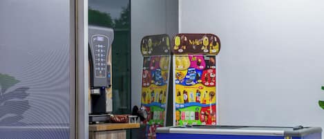 Un distributeur automatique avec des emballages colorés et une boîte de crème glacée Nestlé.