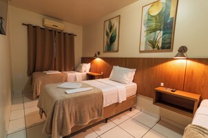 Traditional Τρίκλινο Δωμάτιο | Μίνι μπαρ, κλινοσκεπάσματα 