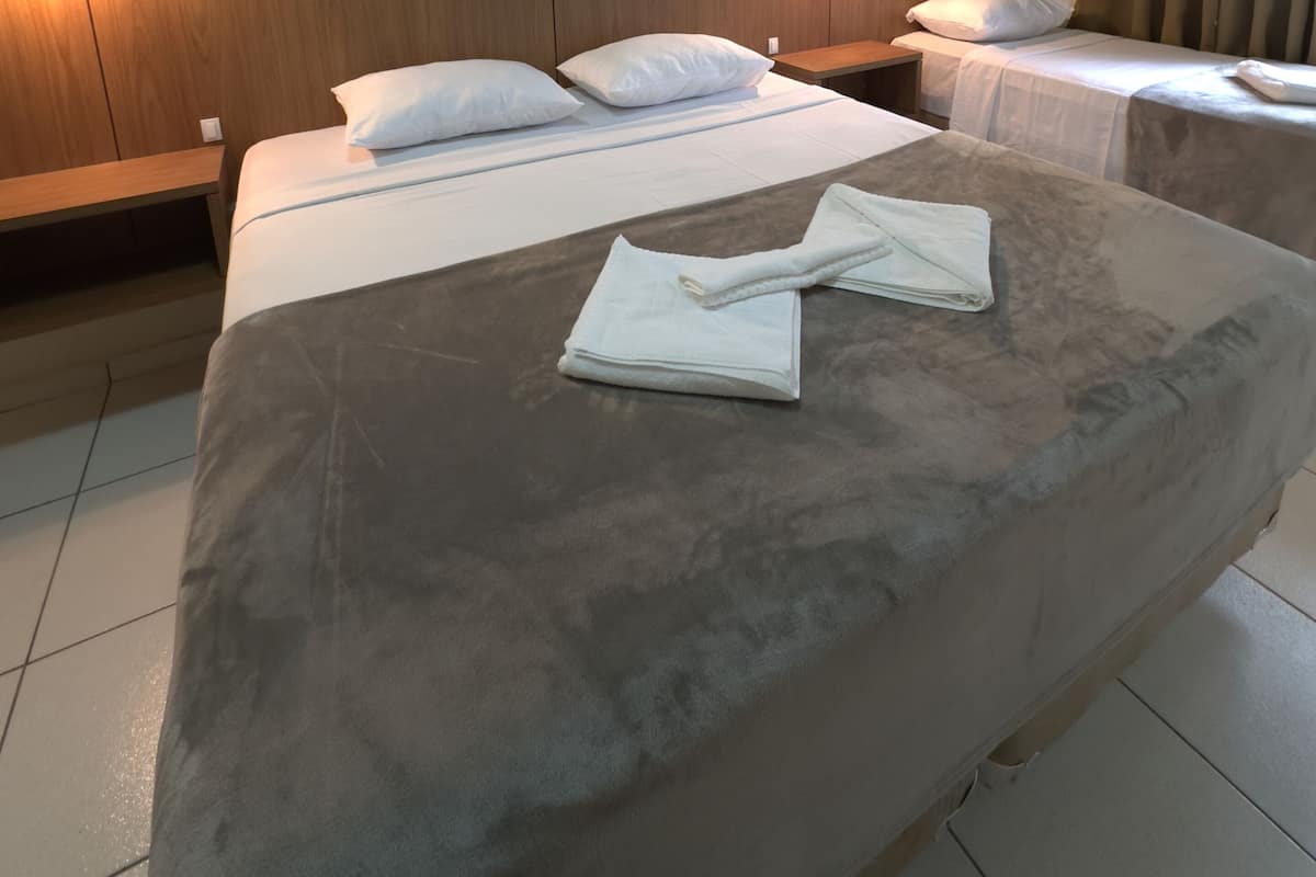 Habitació triple estàndard | Minibar i roba de llit