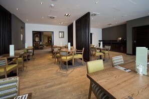 Restaurant - Premier Inn Heathrow Airport Terminal 4 (Hounslow)