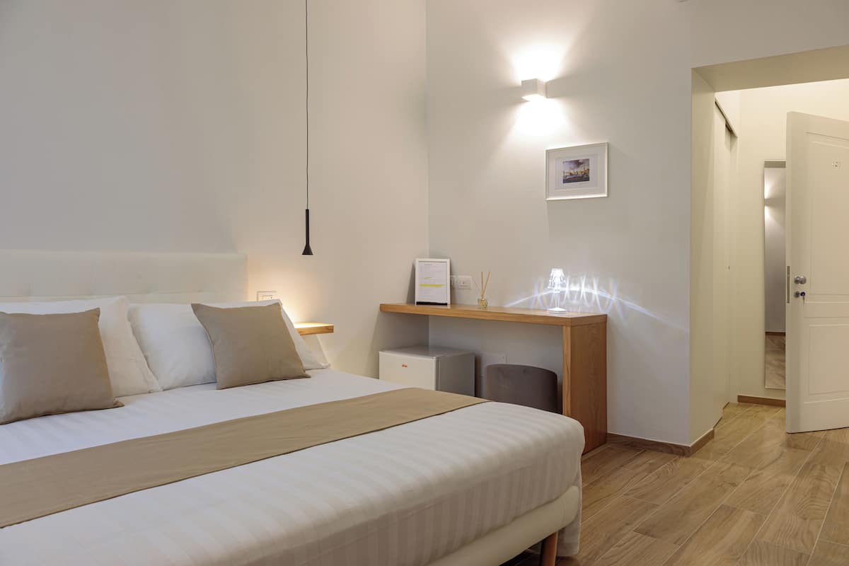 Camera 101 | 1 bedroom, desk, free WiFi