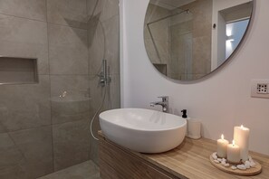 Camera 104 | Bathroom | Shower, hair dryer, towels, soap - Blanco Group (Trani)